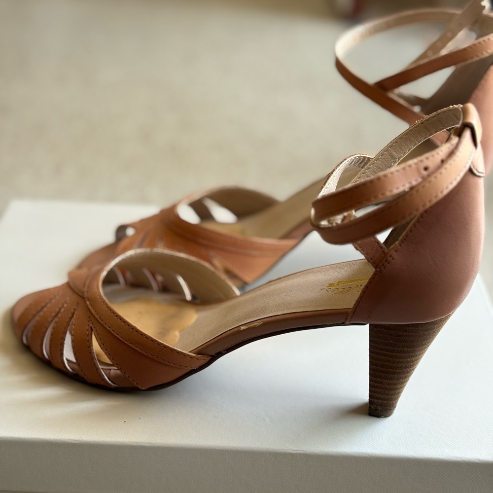 Seychelles tan strappy heels
